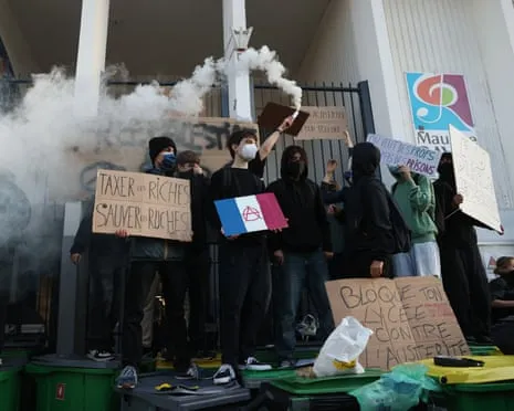 New French Prime Minister Under Intense Pressure as Countrywide Protests Disrupt Education and Transportation