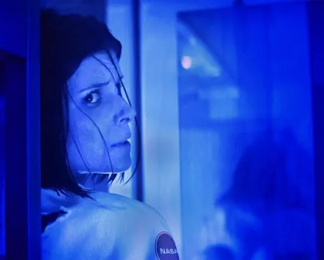 This Sci-Fi Thriller Film Analysis: Jump-Scares and Levitating Eggs in a High-End Location
